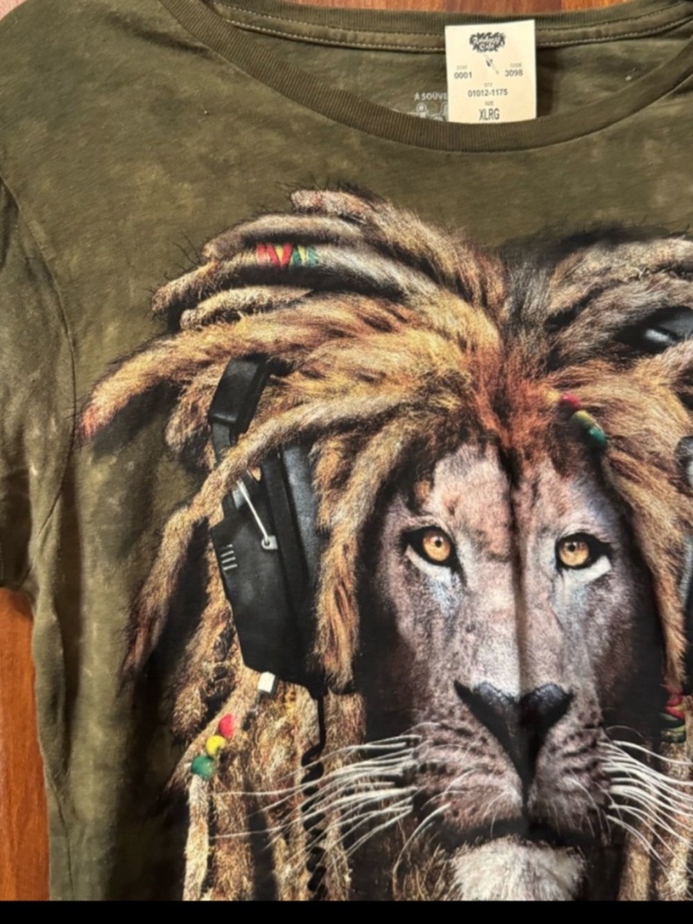 Women’s Lion Graphic Shirt - Size XL - Picture 4 of 4